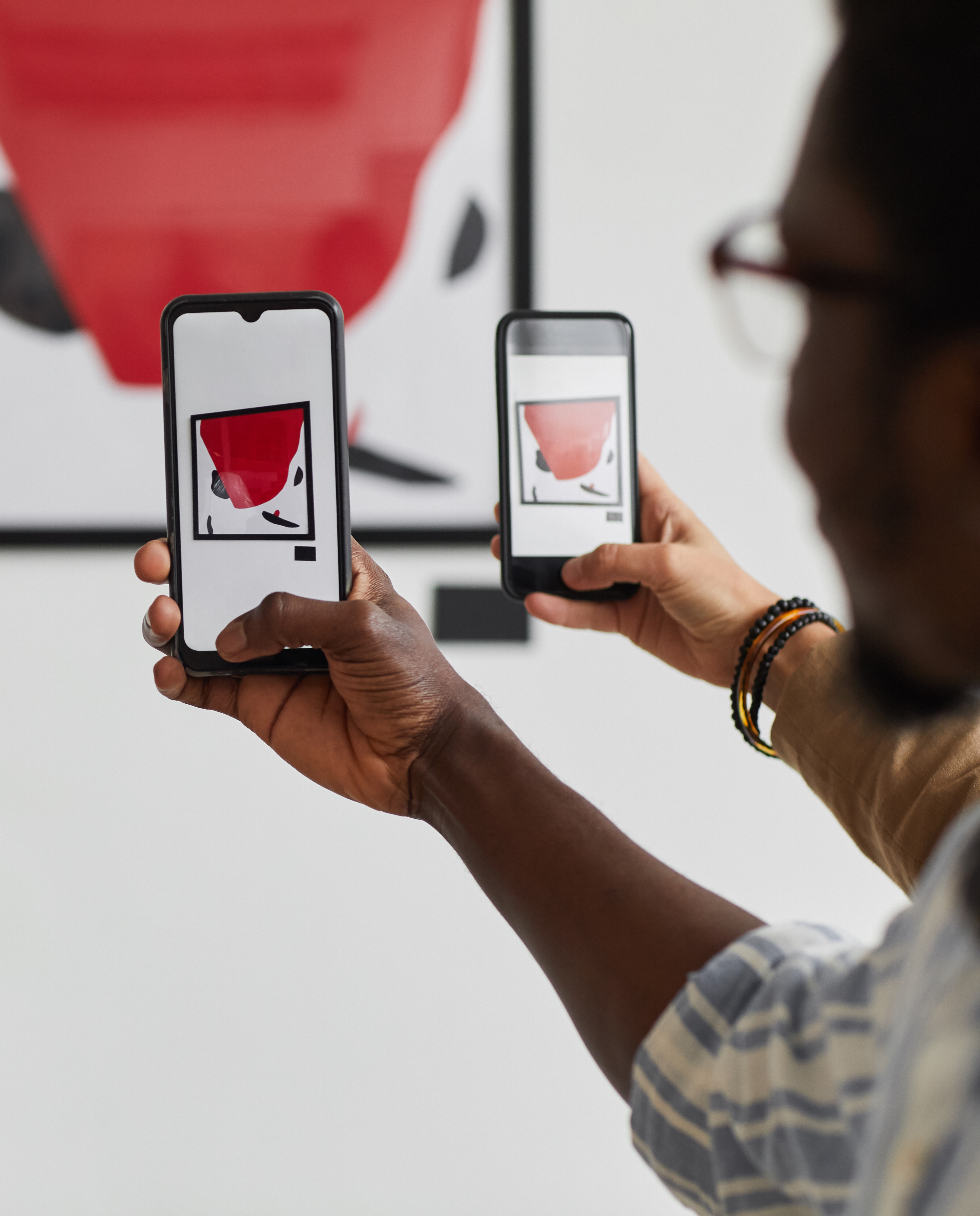 ArtMuseum_Phones_Hands_STOCK_CROPPED