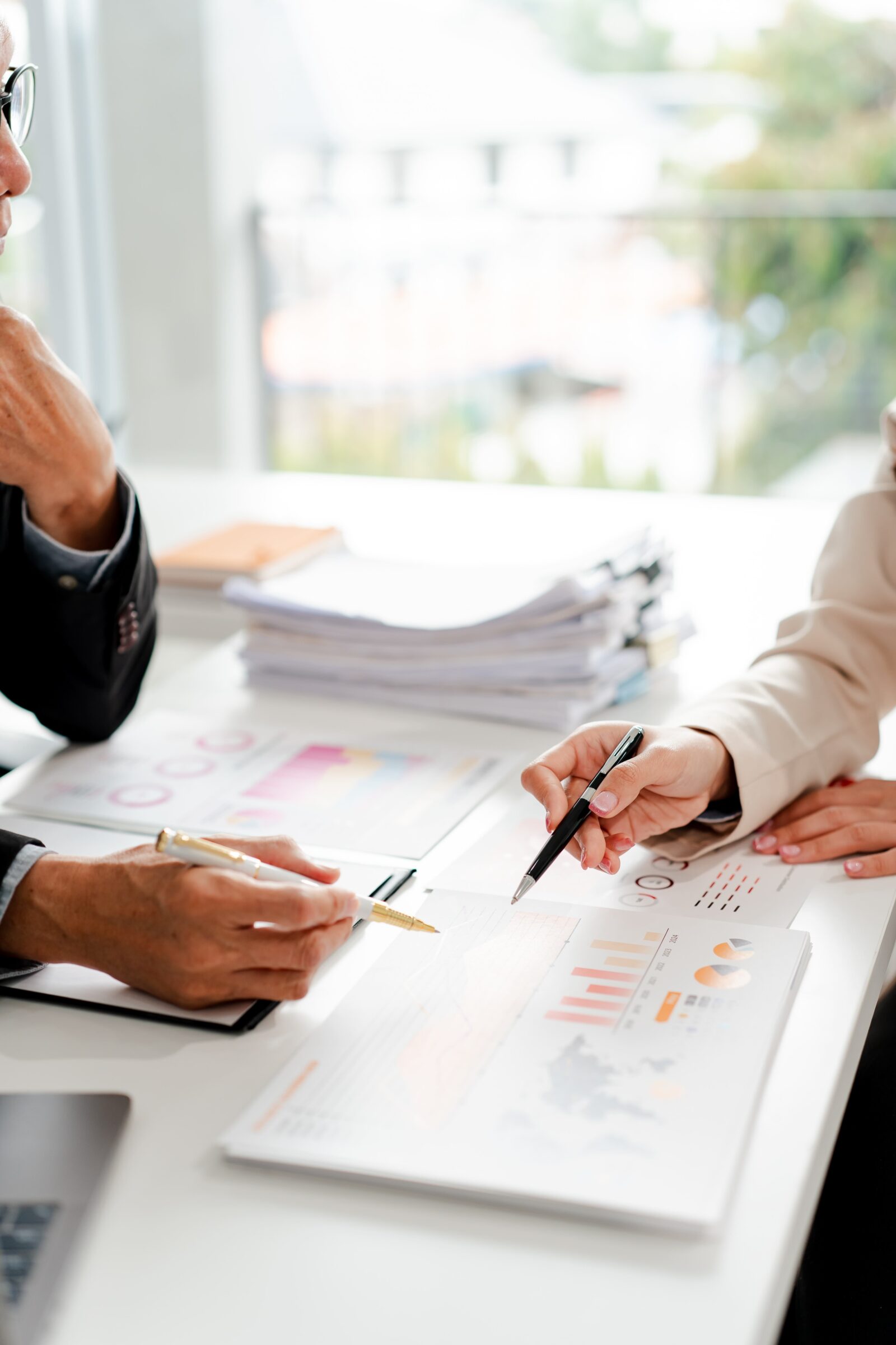 Business,People,Are,Having,A,Meeting,To,Analyze,Data,Figures
